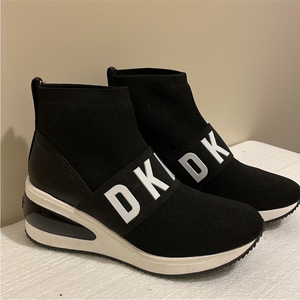 NEW💞DKNY Wedge Black NWT Sneakers size 7